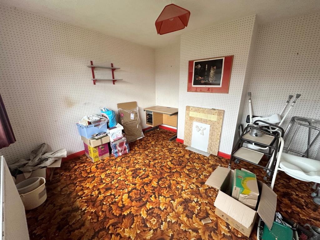 Lot: 71 - SEMI-DETACHED HOUSE FOR IMPROVEMENT - Dining room